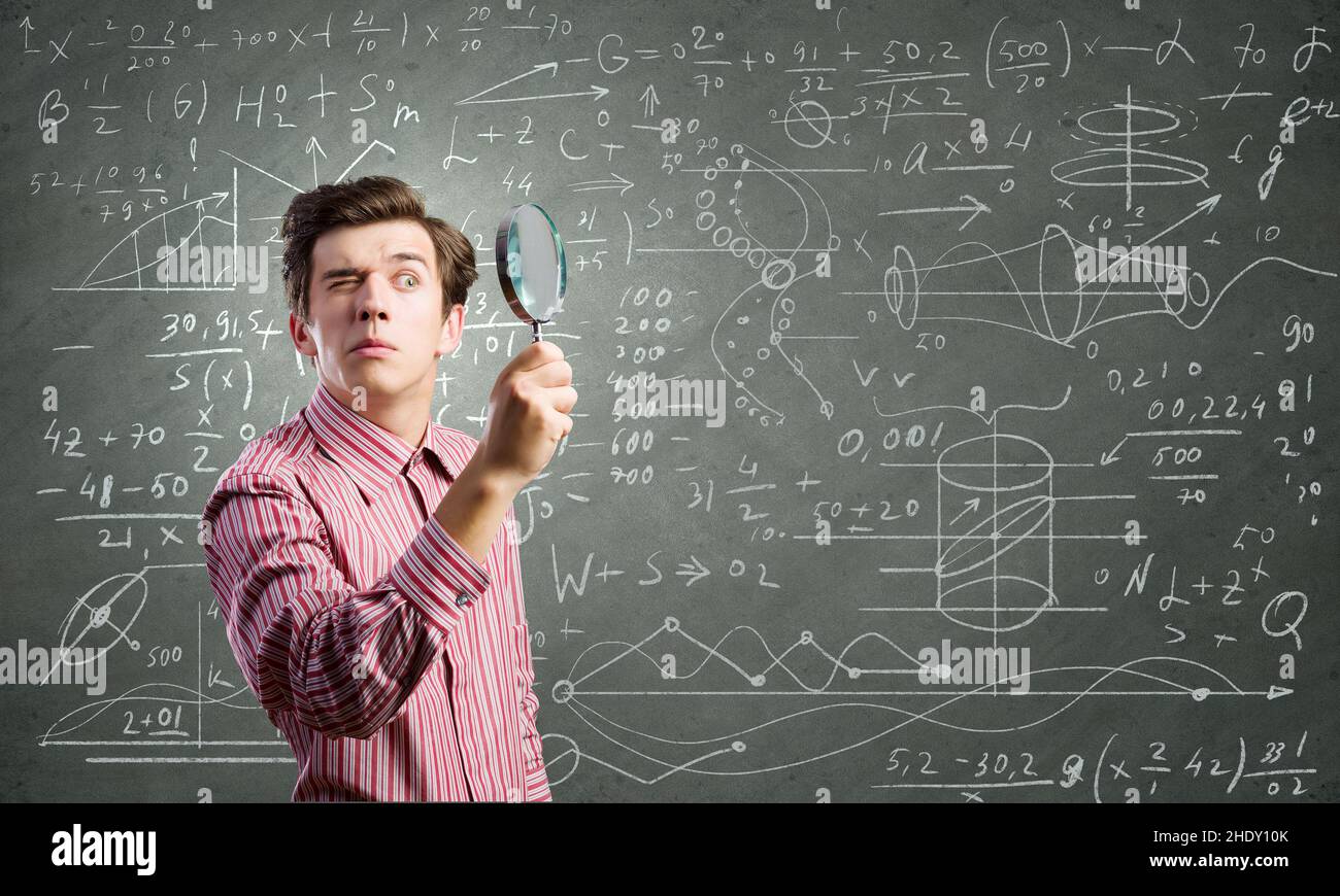 Человек думает. Разглядывать под лупой. Тщательно изучили вопрос. День задавания вопросов. Креативные студенты.