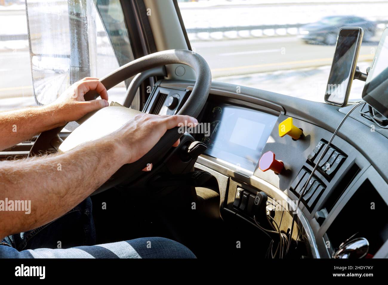 Die Fahrerhaltung Mit Den Händen Auf Lenkrad Herein Auto Auf Hoher  Geschwindigkeit Stockfoto - Bild von armaturenbrett, lang: 137660218