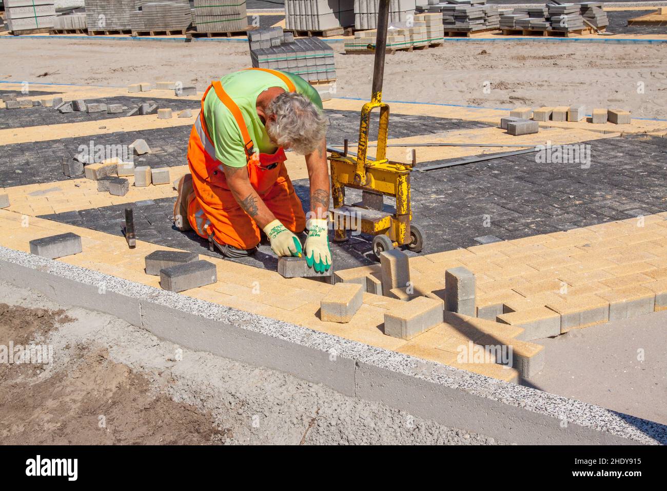 Bricklayers laying new pavement Stock Photo Alamy