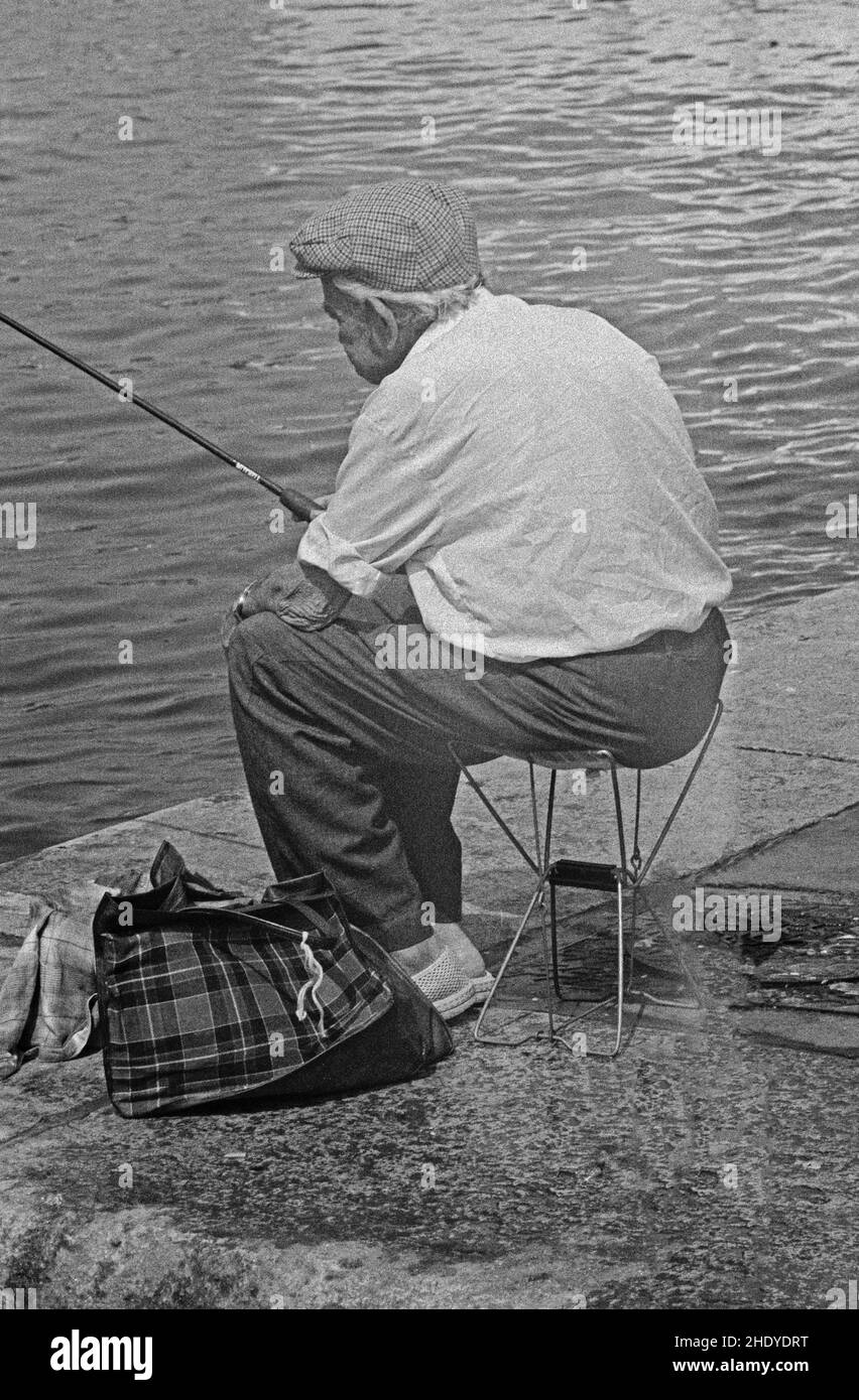 Old man fishing, Old Harbour, Marseille, August 28, 1991, Bouches-du-Rhône department, Provence-Alpes-Côte d’Azur region, France Stock Photo