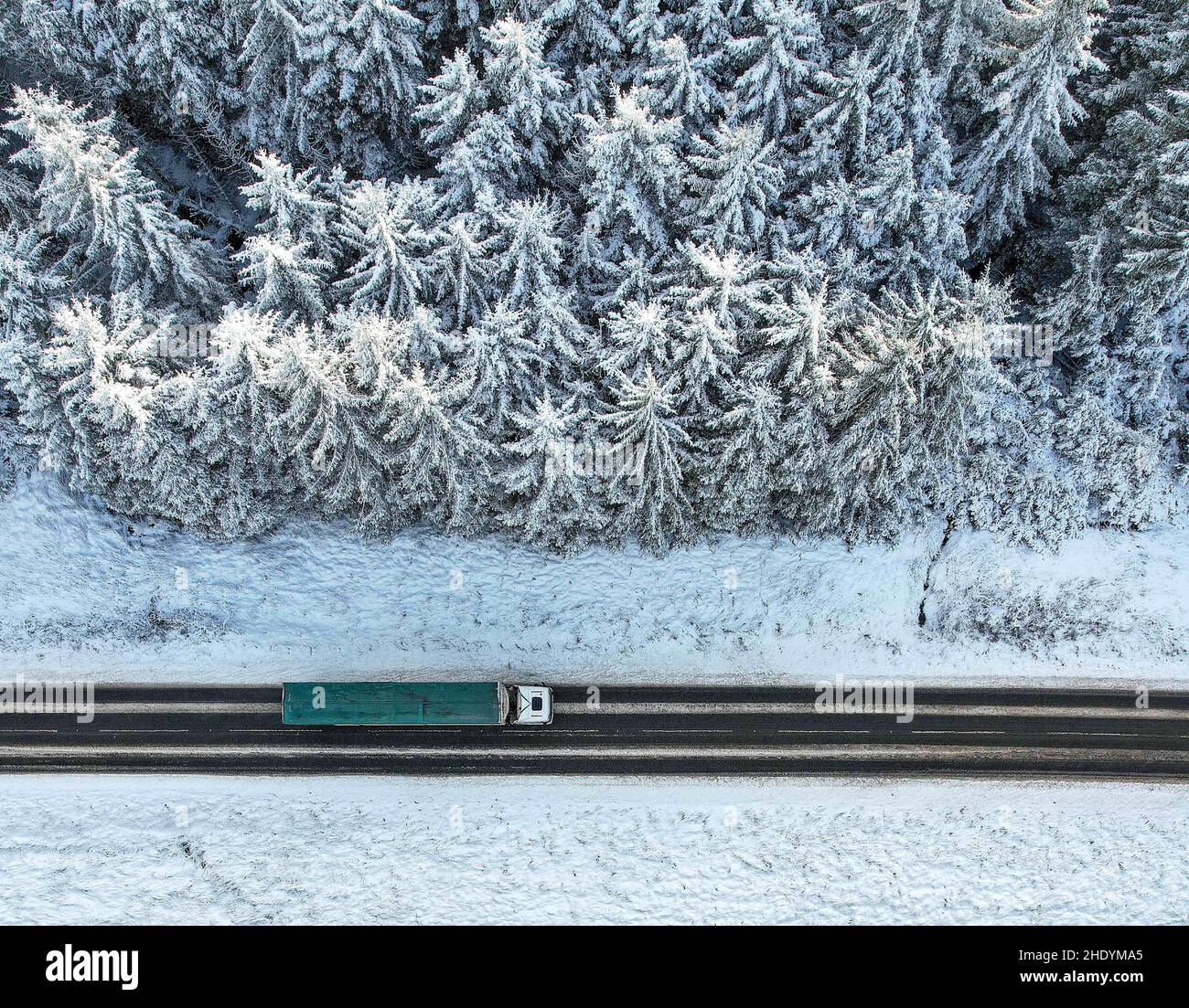 West Lothian, UK. 07th Jan, 2022. Drivers make their way along the A71 in West Lothian after the first serious snow fall of the winter hit the central belt. (c) Credit: Dave Johnston/Alamy Live News Stock Photo