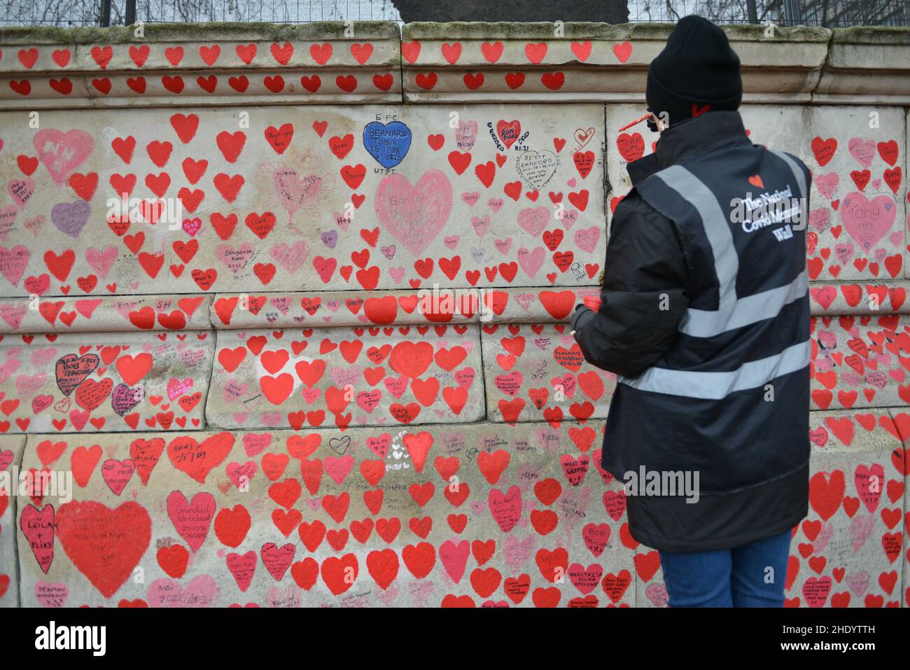 London, UK. 07th Jan, 2022. Volunteers paint new hearts on The National Covid Memorial Wall, just outside St Thomas' Hospital. Hospitals in London face rising number of Covid patients. Credit: Thomas Krych/Alamy Live News Stock Photo