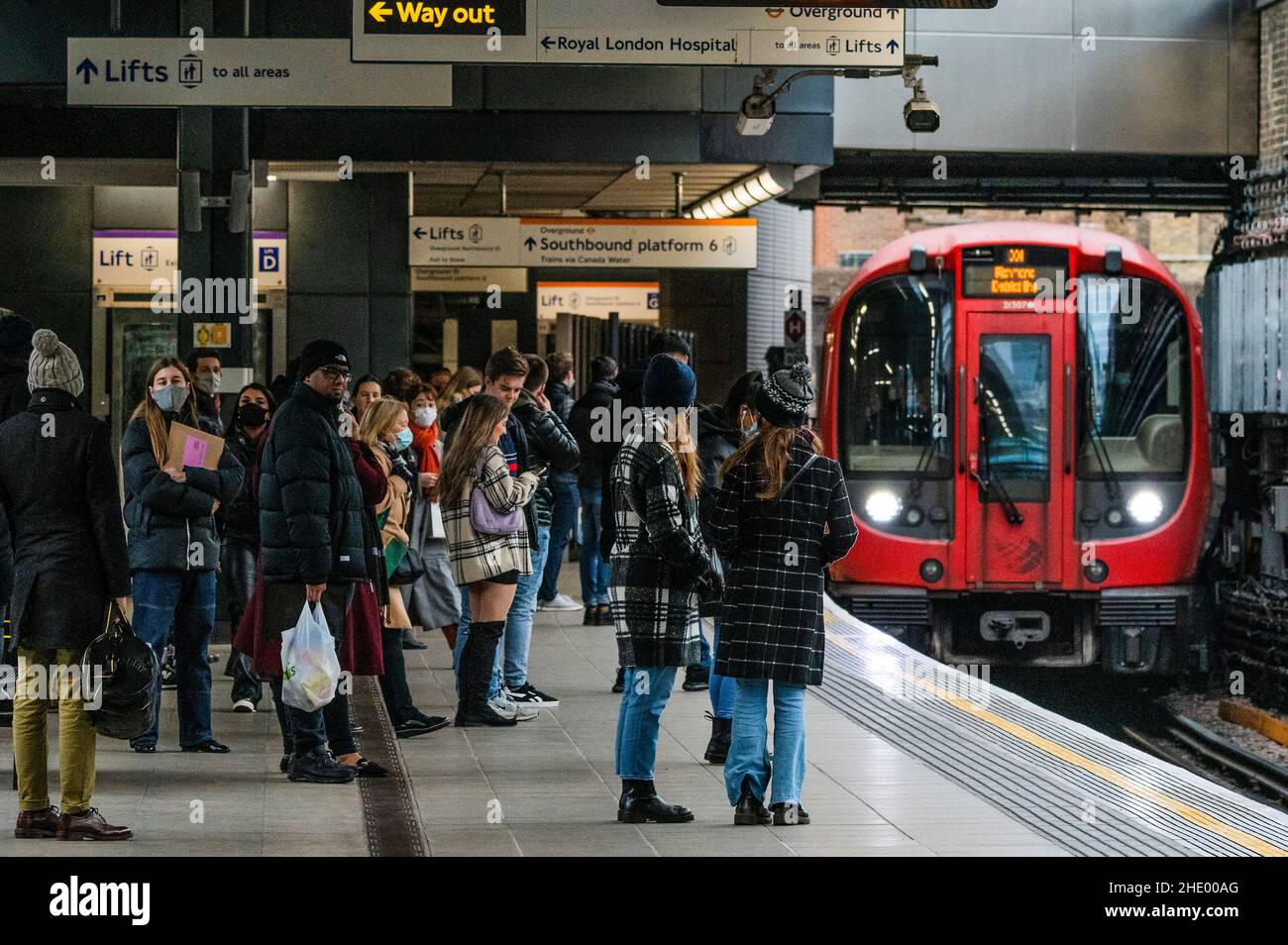 London, UK. 7th Jan, 2022. Most trains seem reasonably b usy (for a lunchtime), depite the latest stay at home advice - Masks are again compulsory on public transport, due to the Omicron variant, and there is an increase in compliance but plenty continue to ignore the rule. Credit: Guy Bell/Alamy Live News Stock Photo