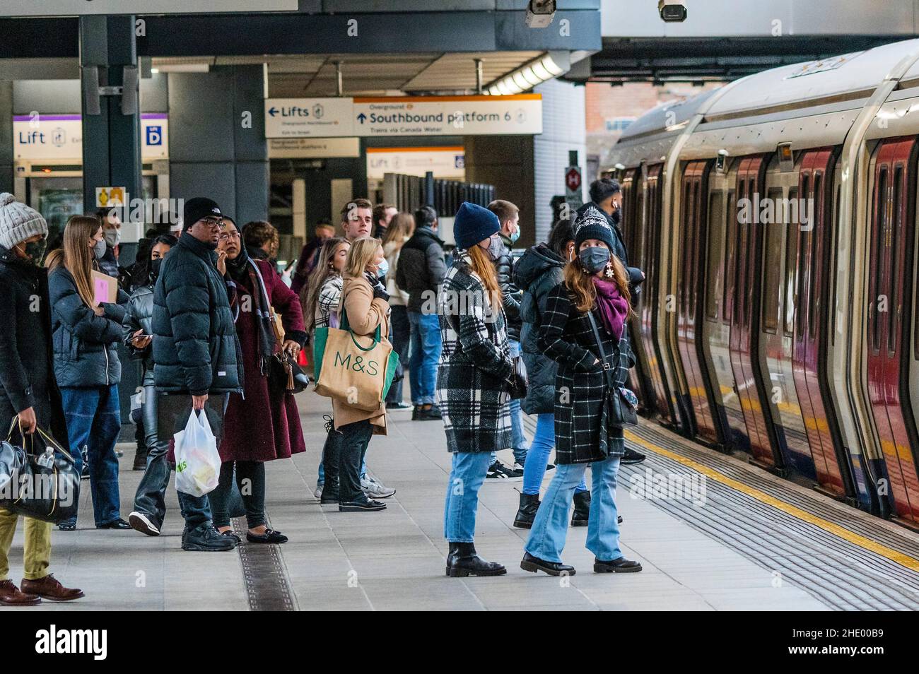 London, UK. 7th Jan, 2022. Most trains seem reasonably b usy (for a lunchtime), depite the latest stay at home advice - Masks are again compulsory on public transport, due to the Omicron variant, and there is an increase in compliance but plenty continue to ignore the rule. Credit: Guy Bell/Alamy Live News Stock Photo