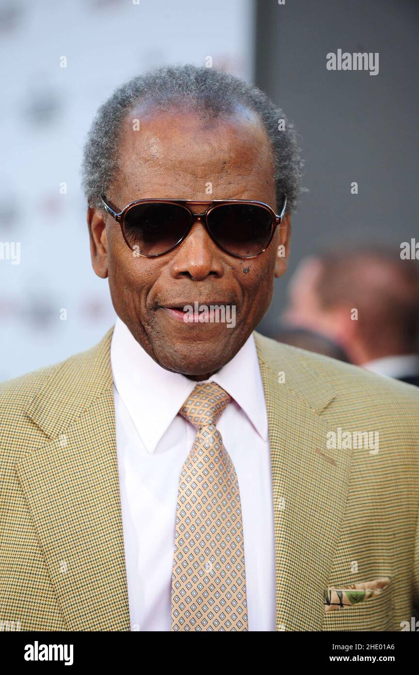 Sidney Poitier. 10 August 2009, Hollywood, CA. 'Inglourious Basterds' - Los Angeles Premiere held at Grauman's Chinese Theatre. Photo Credit: Giulio Marcocchi/Sipa Press./Inglourious gm.151/0908120112 Stock Photo