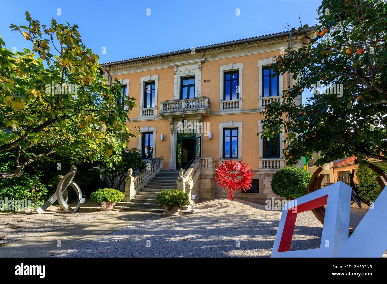 France, Vaucluse, L'Isle sur la Sorgue, Fondation Villa Datris, museum contemporary sculptures, sculptures in the garden with on the right a work by M Stock Photo
