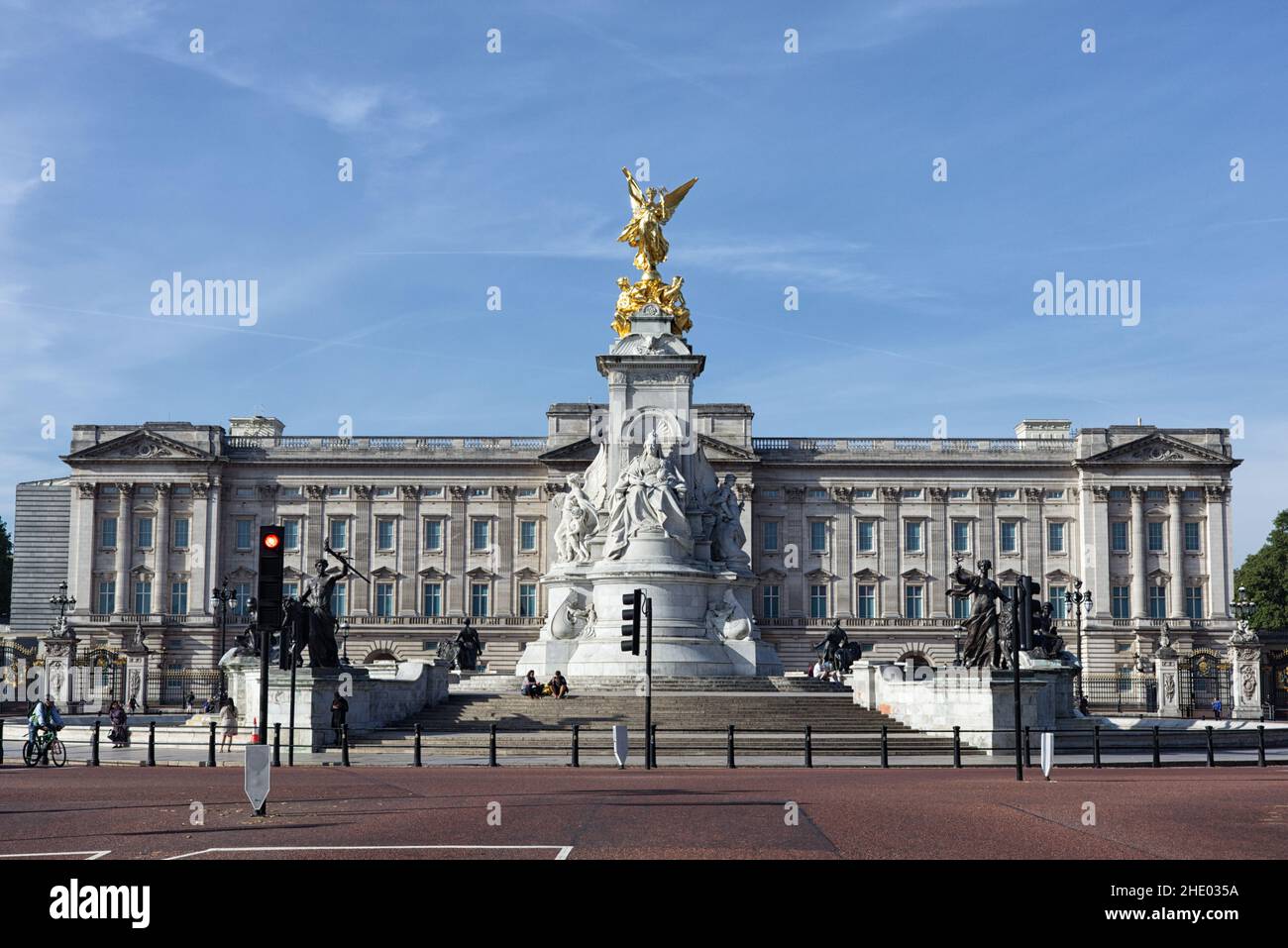 The Victoria Memorial with Buckingham Palace in the background, headquarters of the monarch of the United Kingdom Stock Photo