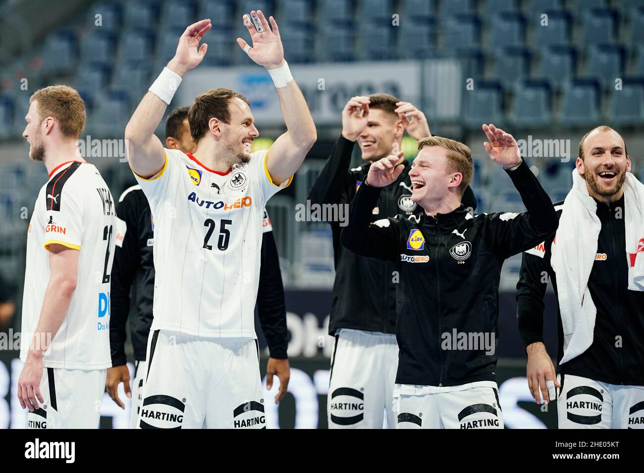 Mannheim, Germany. 07th Jan, 2022. Handball: International match, Germany - Switzerland, SAP Arena. Germany's Kai Häfner (l) and Germany's Timo Kastening (2nd from right) are happy about the victory. Credit: Uwe Anspach/dpa/Alamy Live News Stock Photo