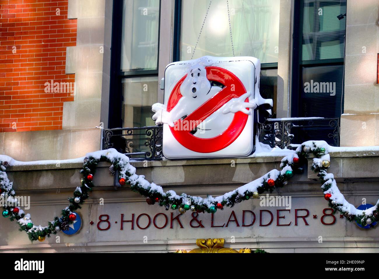 Atmosphere of the first snow of the season in New York City, NY on ...