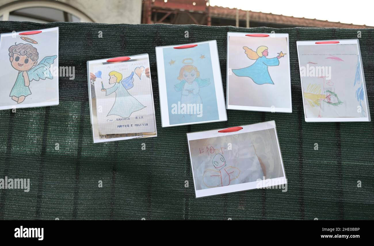 Schianno Varese, Italy. 07th Jan, 2022. Schianno VA, Italy Funeral of Daniele Paitoni killed by his father moments of the religious ceremony at the sports field of the oratory with citizens In the picture: drawings with dedications left by Daniele's young students on the school wall Credit: Independent Photo Agency/Alamy Live News Stock Photo