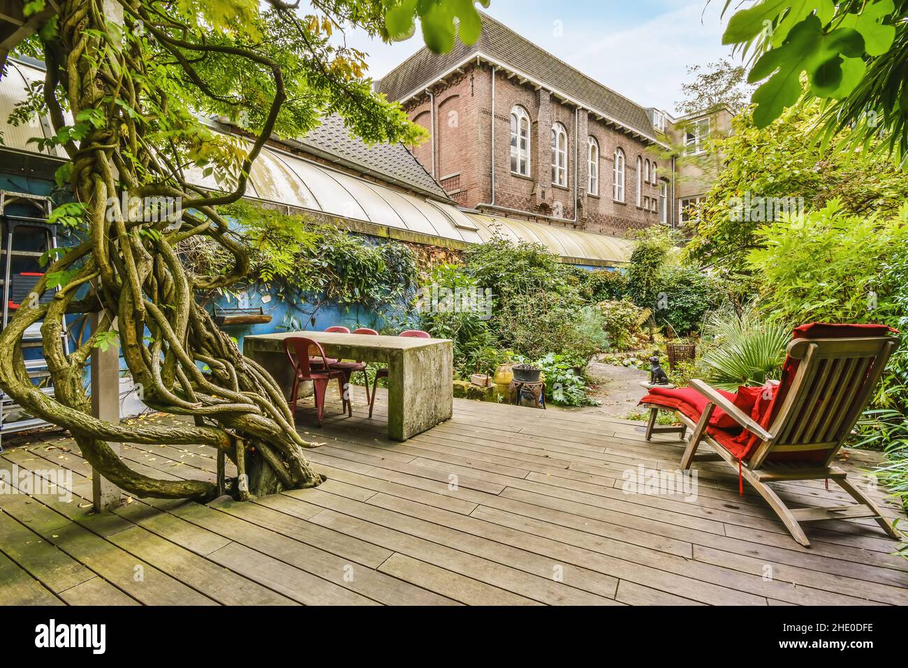 Courtyard of a house hi-res stock photography and images - Alamy