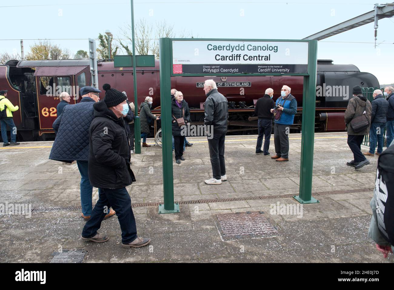 Admirers surround Princess Coronation Class 6233 Duchess of Sutherland at Cardiff Central railway staition with a special steam hauled charter train. Stock Photo