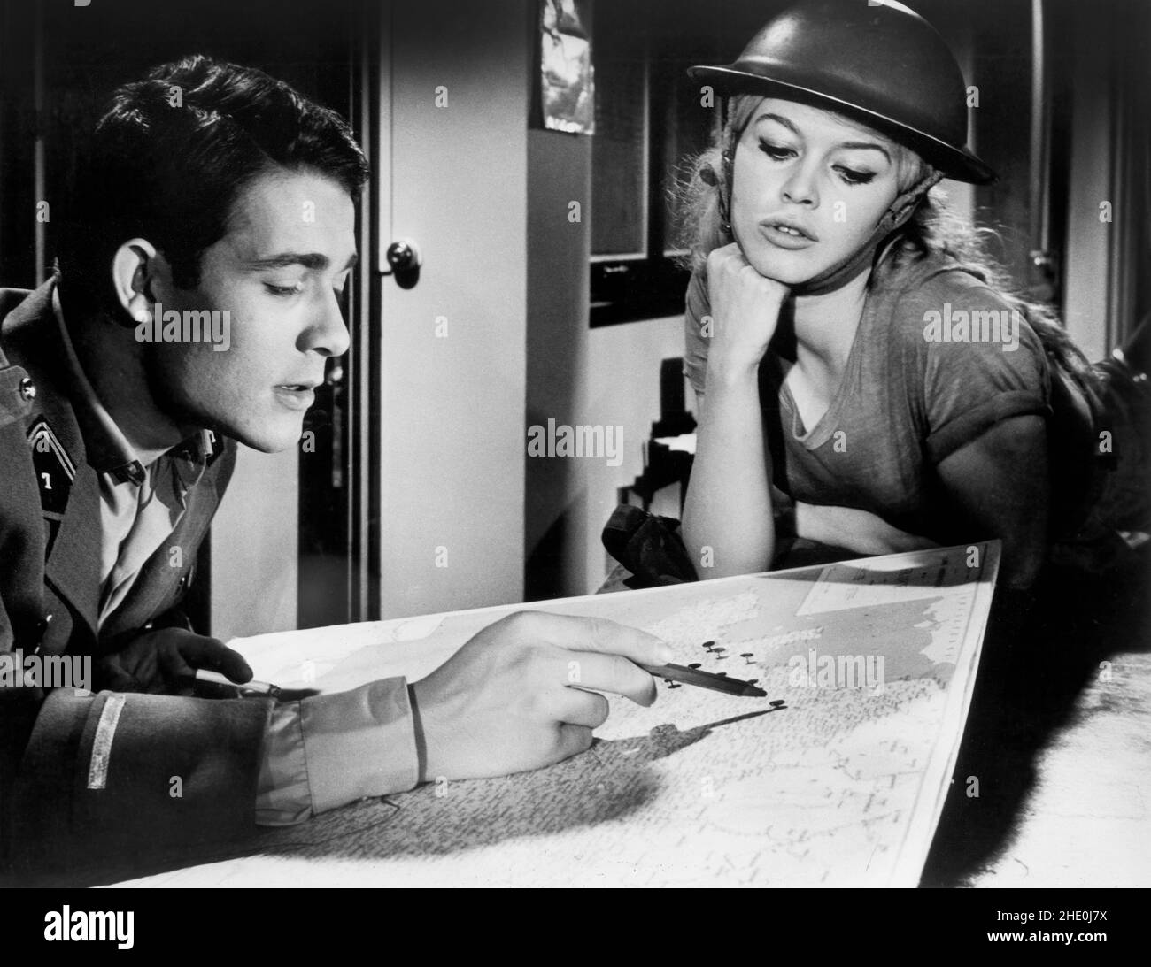 Jacques Charrier, Brigitte Bardot, on-set of the French Film, 'Babette Goes To War' French: 'Babette s'en va-t-en guerre', Columbia Pictures, 1959 Stock Photo