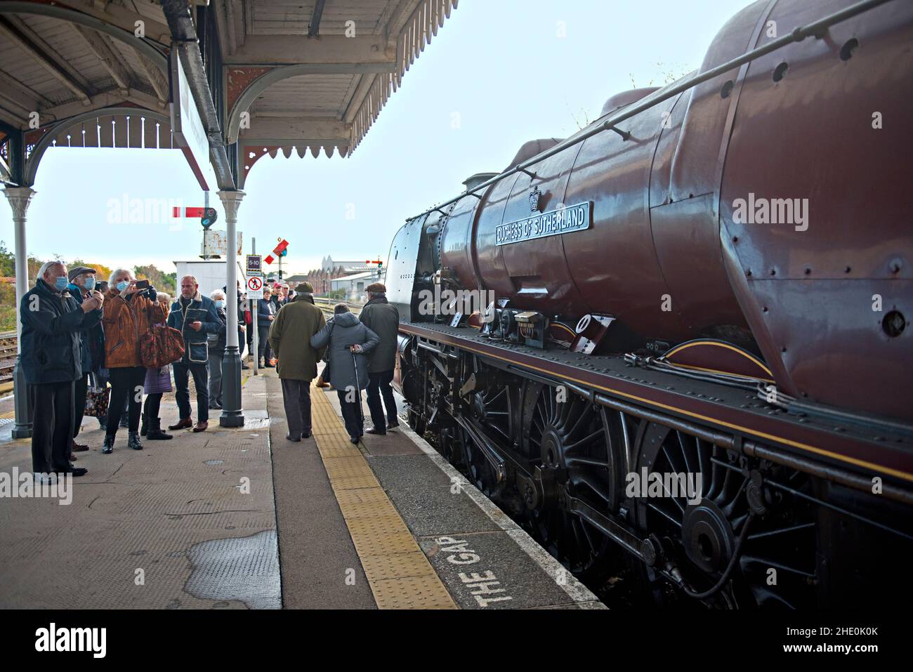 The preserved steam locomotive ,LMS Princess Coronation Class 6233 Duchess of Sutherland leaves Worcester Shrub Hill station, watched by enthusiasts Stock Photo