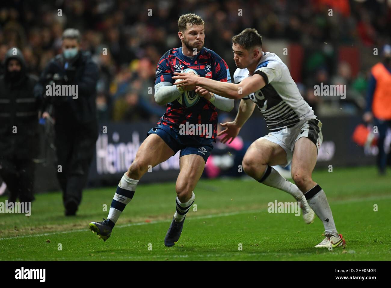 Bristol, UK. 07th Jan, 2022. Henry Purdy of Bristol Bears, tackled by Luke James of Sale Sharks, in Bristol, United Kingdom on 1/7/2022. (Photo by Mike Jones/News Images/Sipa USA) Credit: Sipa USA/Alamy Live News Stock Photo