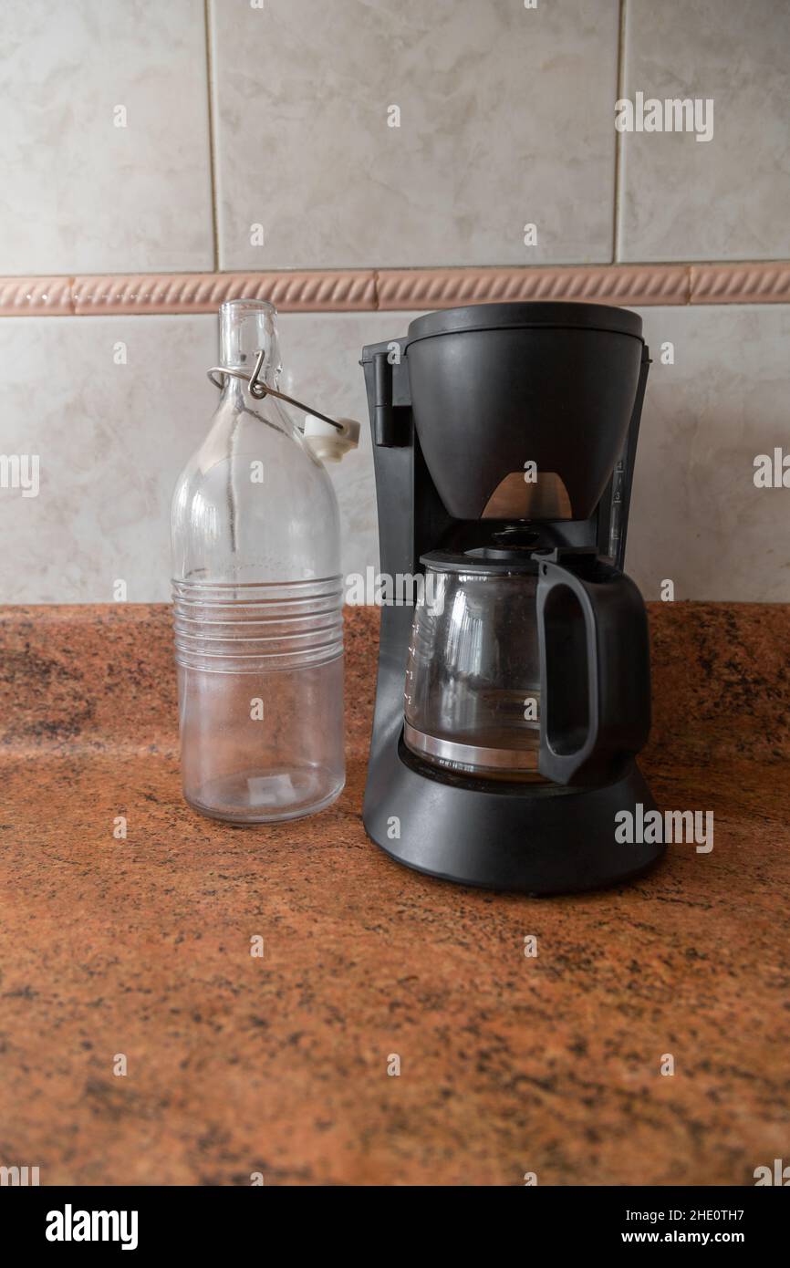 https://c8.alamy.com/comp/2HE0TH7/details-of-a-coffee-pot-next-to-a-glass-jug-objects-and-kitchen-machine-modern-utensil-with-style-2HE0TH7.jpg