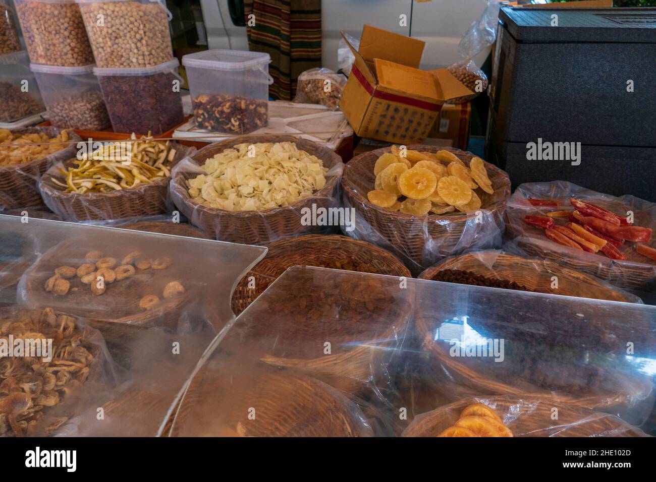 Marktstand mit kandierten Früchen und Oliven am Gardasee Stock Photo