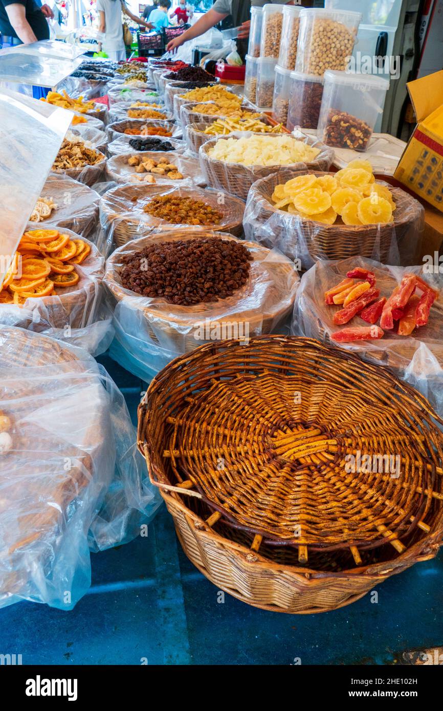 Marktstand mit kandierten Früchen und Oliven am Gardasee Stock Photo