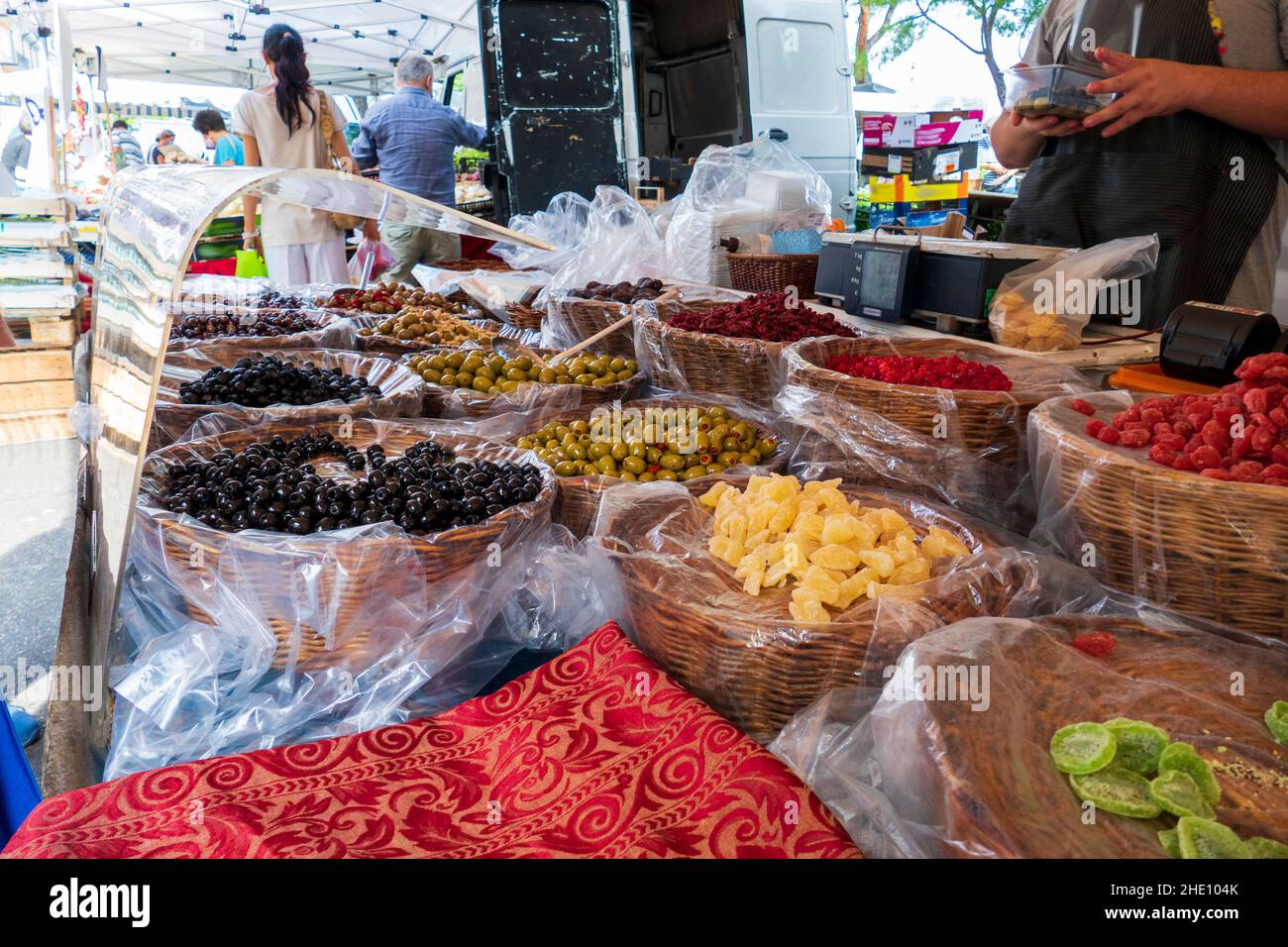 Marktstand mit kandierten Früchen und Oliven am Gardasee Stock Photo