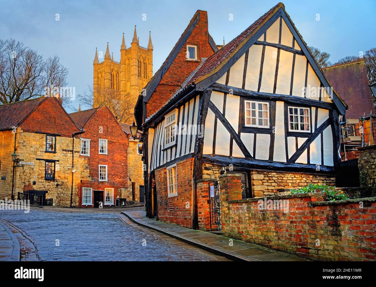 UK, Lincolnshire, Lincoln Cathedral and The Crooked House on Michaelgate Stock Photo