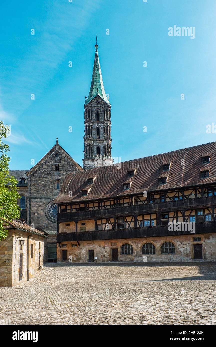 Large outdoor courtyard hi-res stock photography and images - Alamy