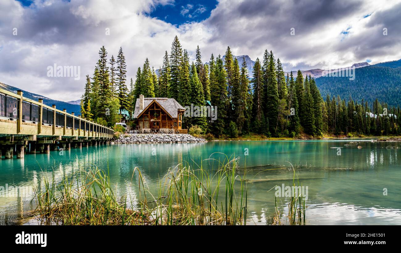 Bridge over Emerald Lake to the Cilantro Café and Emerald Lodge in Soho National park, British Columbia, Canada Stock Photo