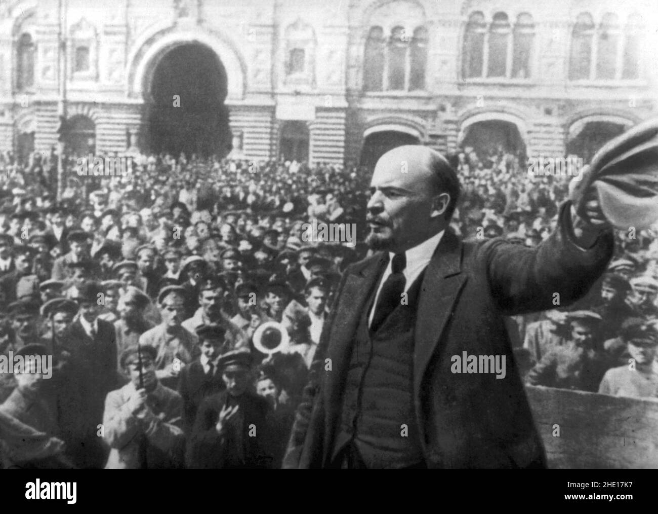 Lenin addressing crowds in the street in 1917 Stock Photo