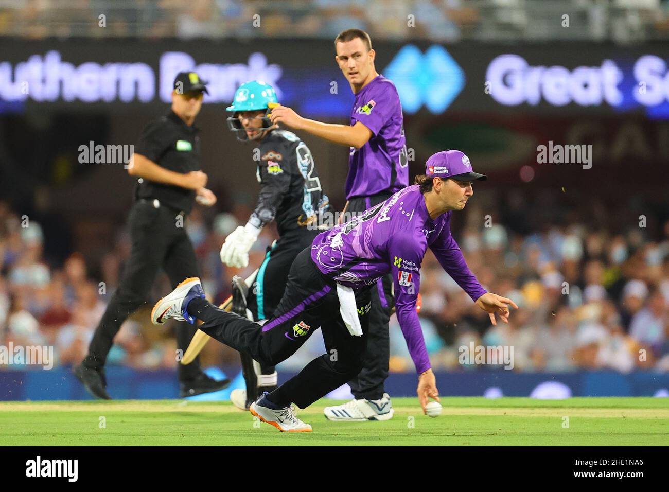 Strikers fume after on-field umpire helps Hobart Hurricanes avoid a