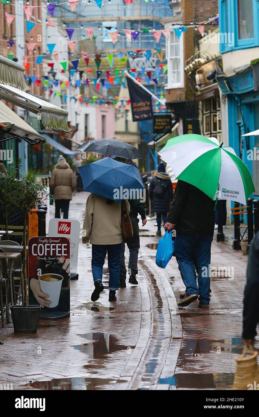 Hastings, East Sussex, UK. 08 Jan, 2022. UK Weather: A wet weather band of heavy rain hits the seaside town of Hastings in East Sussex. Photo Credit: Paul Lawrenson /Alamy Live News Stock Photo