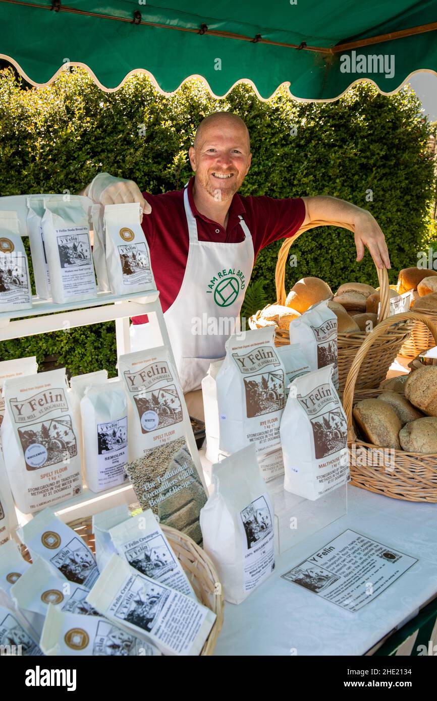 UK, Wales, Pembrokeshire, Saint Dogmaels, weekly makers’ market, Justin Walters at Y Felin mill stall selling bread and flour Stock Photo