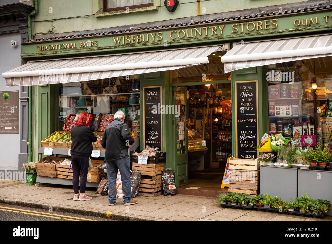 UK, Wales, Pembrokeshire, Pembroke, Main Street, Wisebuys Country Stores, traditional greengrocer’s shop Stock Photo