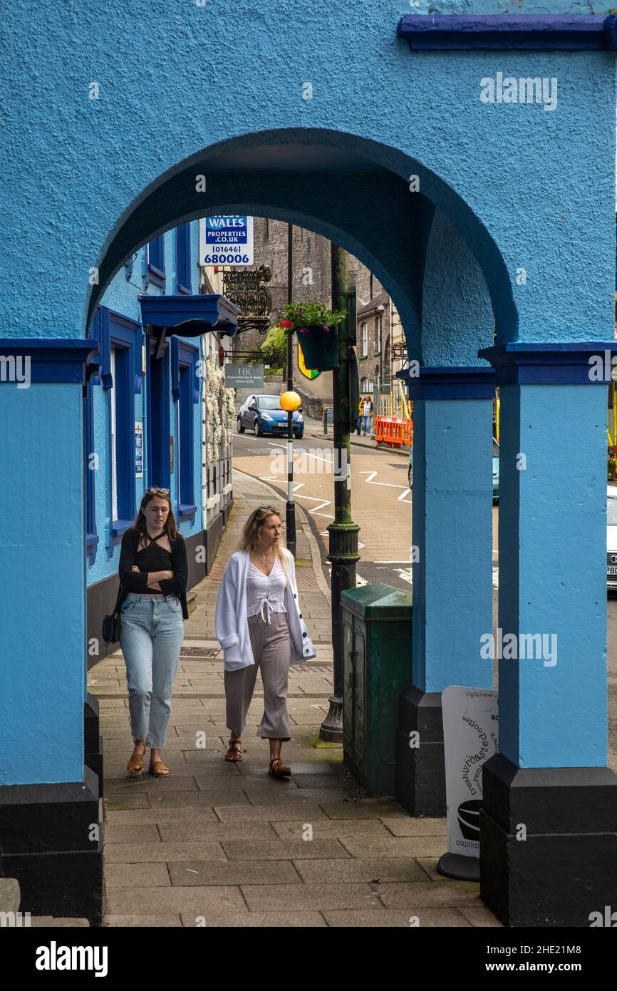UK, Wales, Pembrokeshire, Pembroke, Main Street, women under arched entrance of former Golden Lion Hotel Stock Photo