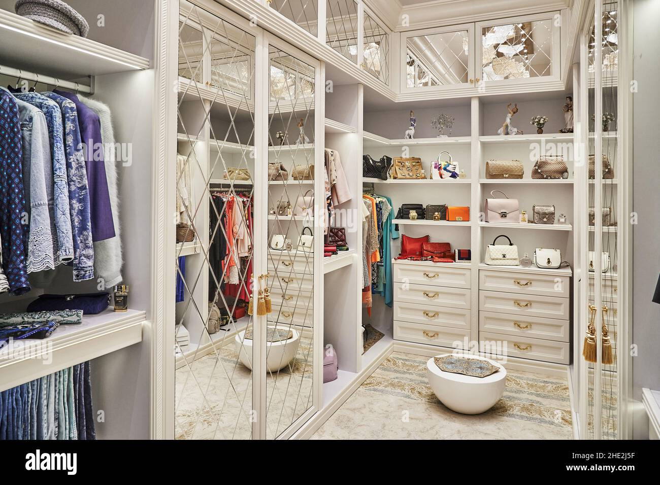 Walkin closet hi-res stock photography and images - Alamy
