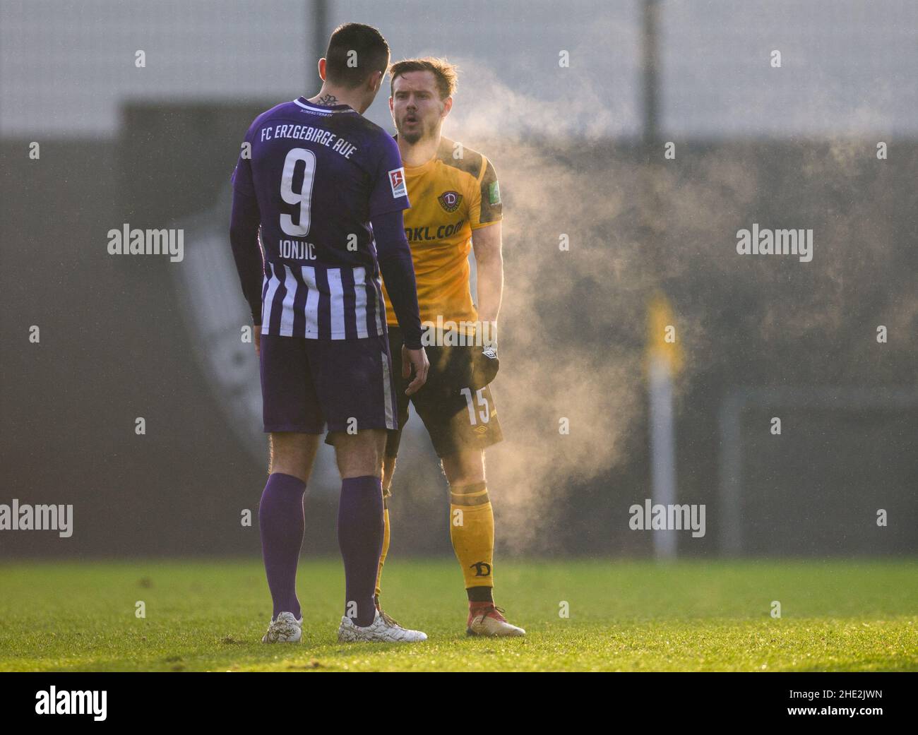 08 January 2022, Saxony, Dresden: Soccer: 2. Bundesliga, Test matches, SG Dynamo Dresden - FC Erzgebirge Aue, Aok Plus Walter-Fritzsch-Akademie. Dynamo's Chris Löwe (r) has a steamy chat with Aue's Antonio Jonjic. Photo: Robert Michael/dpa-Zentralbild/ZB - IMPORTANT NOTE: In accordance with the requirements of the DFL Deutsche Fußball Liga and the DFB Deutscher Fußball-Bund, it is prohibited to use or have used photographs taken in the stadium and/or of the match in the form of sequence pictures and/or video-like photo series. Stock Photo