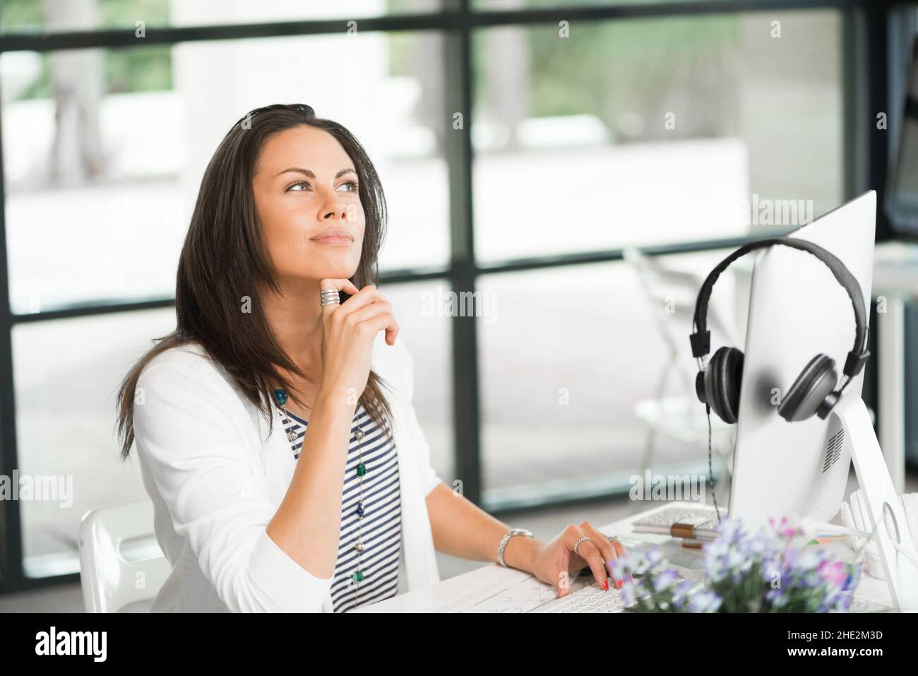 Actress Using Computer Pretty woman using computer Stock Photo - Alamy