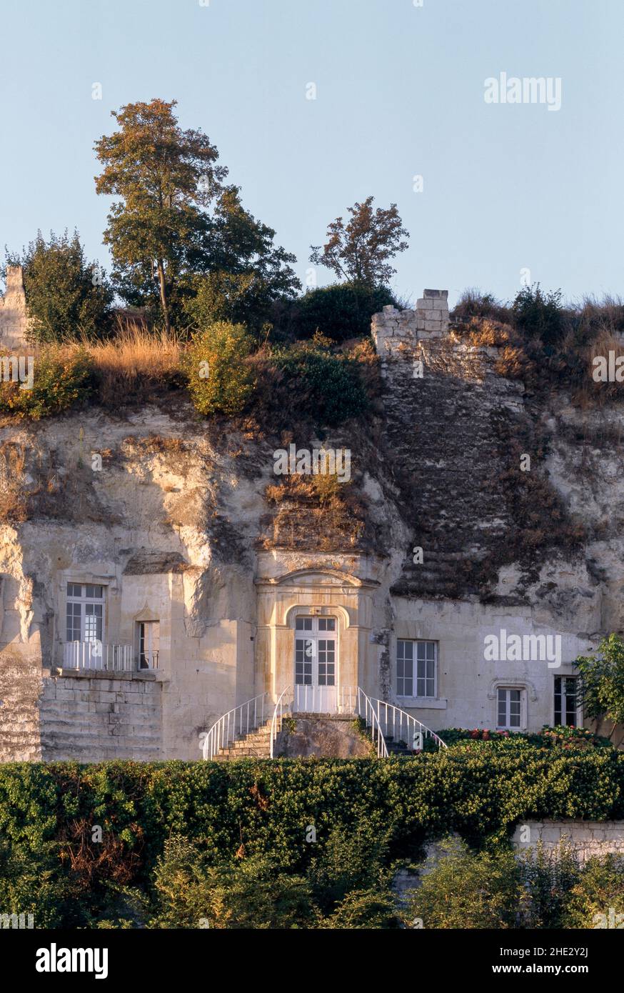 Montsoreau, Weingut in der Umgebung, in den Felsen gehauenes Wohnhaus Stock Photo