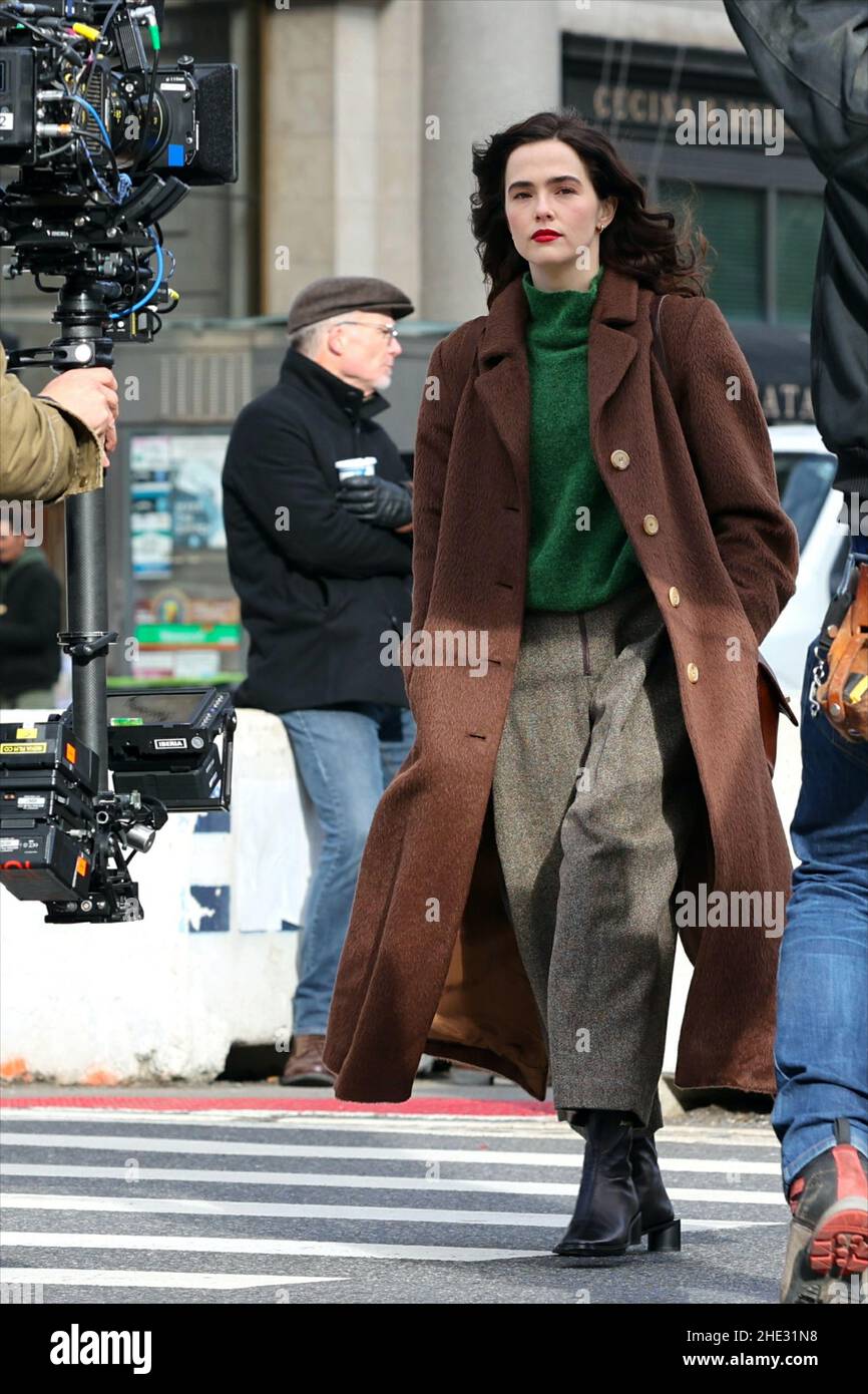 New York - NY - 20211213 Zoey Deutch Ray Nicholson Shay Mitchell and