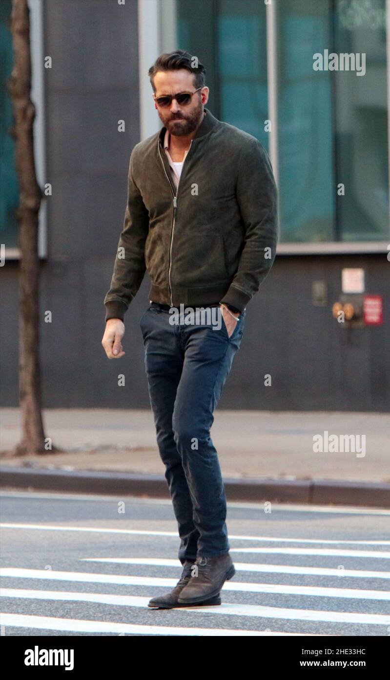 New York - NY - 20211213 Ryan Reynolds keeps it casual while out in Soho.  -PICTURED: Ryan Reynolds ROGER WONG Stock Photo - Alamy
