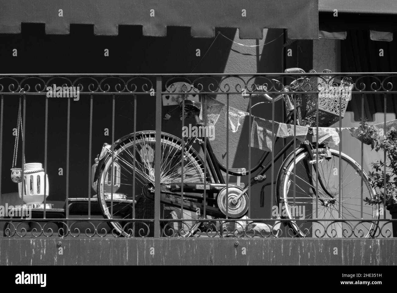 Fahrrad sicher auf dem Balkon am Gardasee in Italien abgestellt Stock Photo