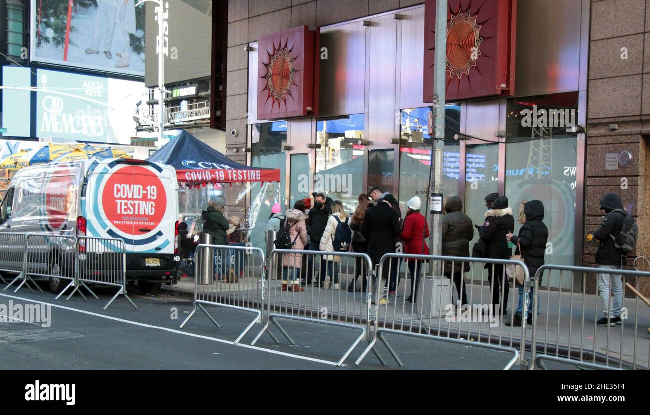 New York - NY - 20211220 People line up for the Covid-19 Pop-Up Test ...