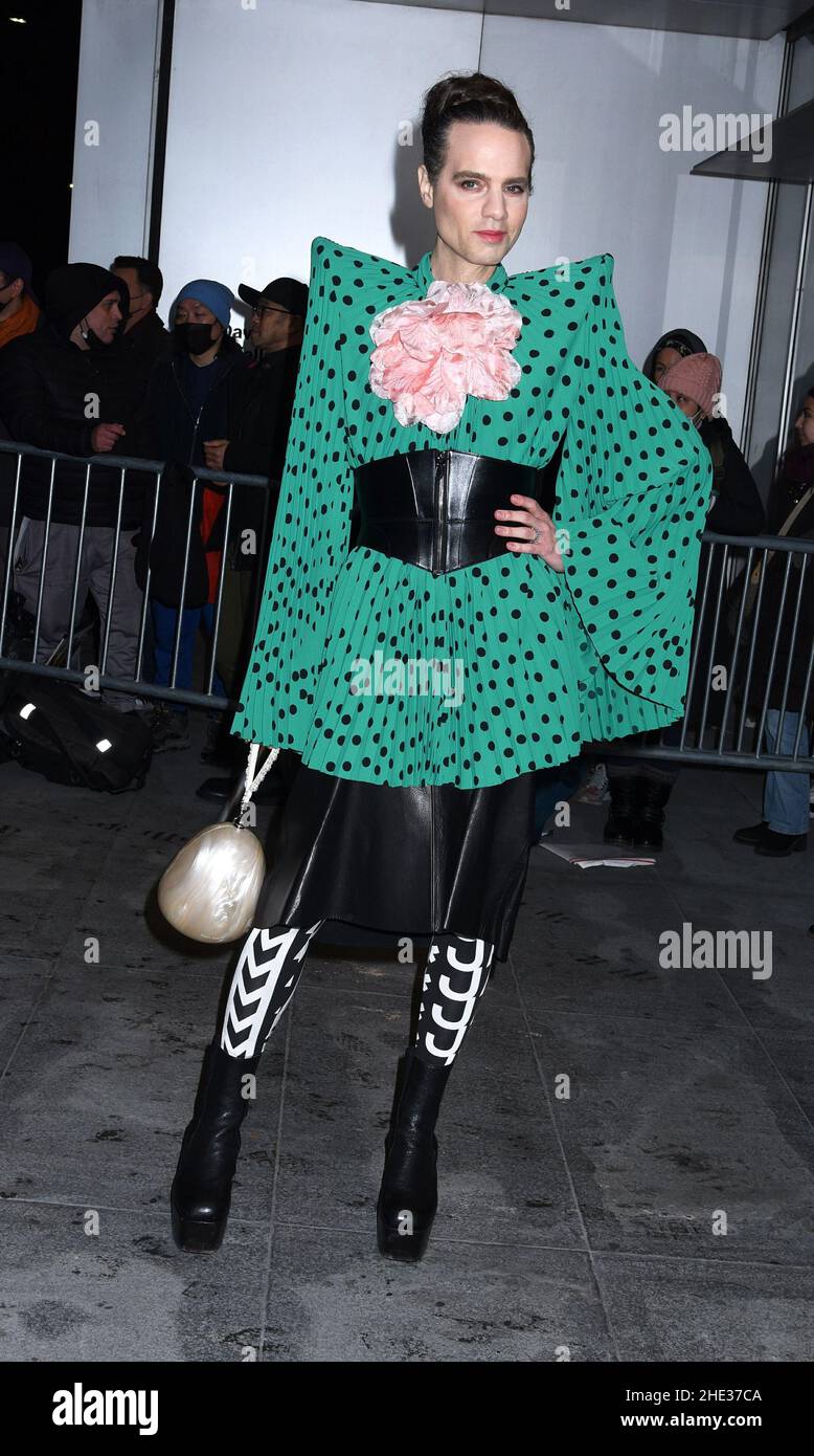 New York - NY - 20211208 - The cast and celebrities arrive for the ...