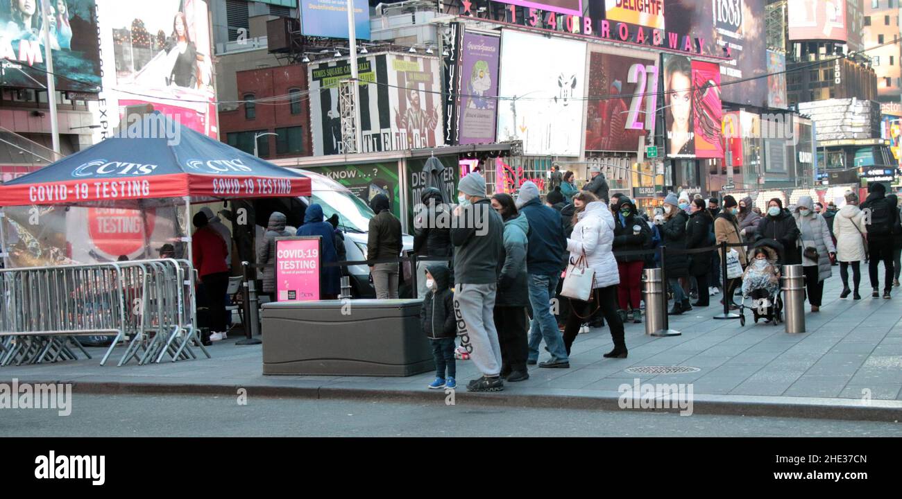 New York - NY - 20211220 People line up for the Covid-19 Pop-Up Test ...