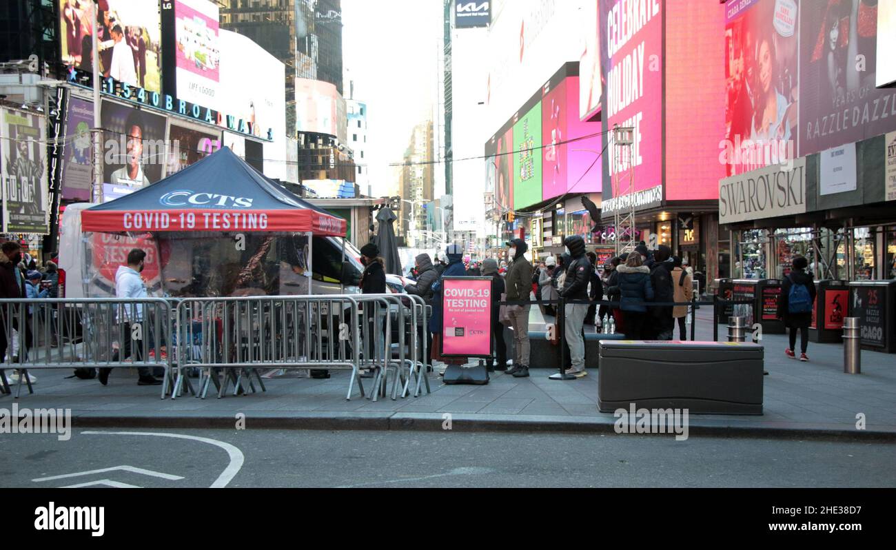New York - NY - 20211220 People line up for the Covid-19 Pop-Up Test ...