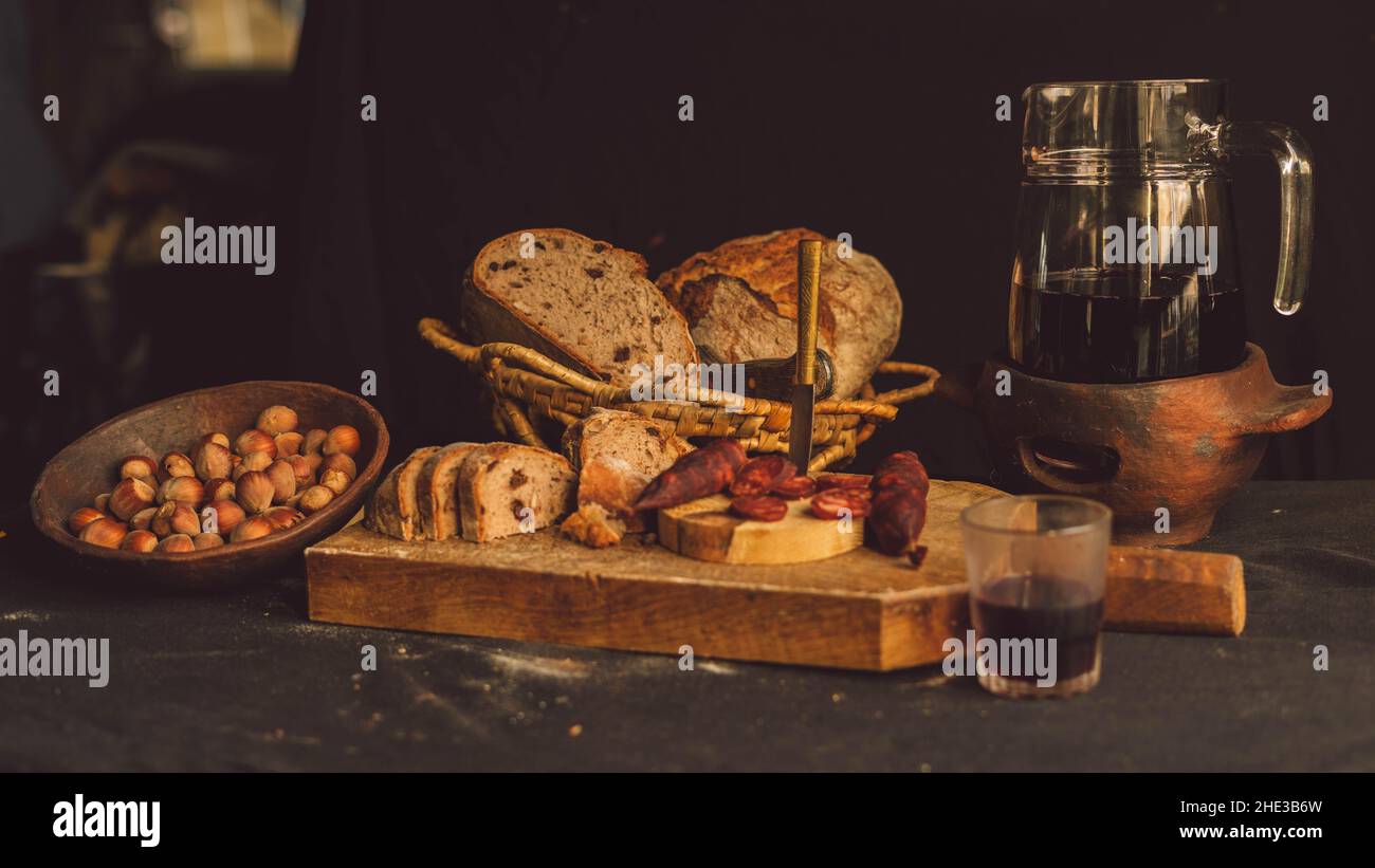mesa con comida y bebida Stock Photo