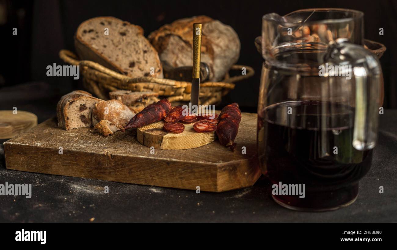 mesa con comida y bebida Stock Photo