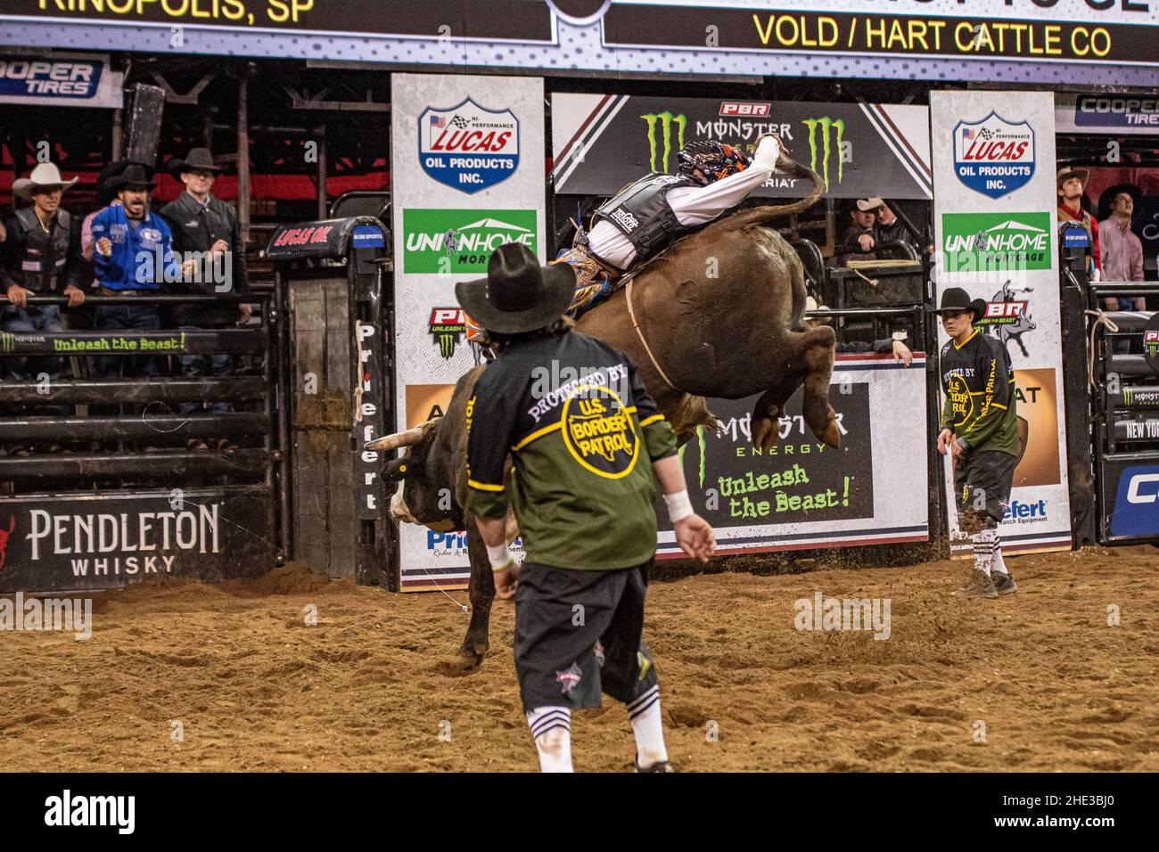 NEW YORK, NY - JANUARY 7: Marcelo Pereira makes an 85 points ride in the first round of the PBR Monster Energy Professional Bull Riders event at Madison Square Garden on January 7, 2022 in New York, NY, United States. (Photo by Matt Davies/PxImages) Credit: Px Images/Alamy Live News Stock Photo