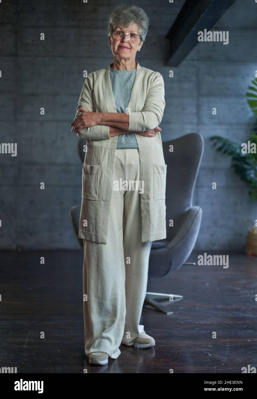 Portrait of beautiful senior woman with white hair Stock Photo - Alamy