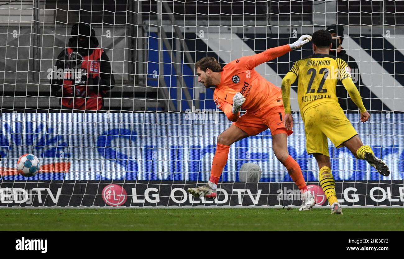 08 January 22 Hessen Frankfurt Main Soccer Bundesliga Eintracht Frankfurt Borussia Dortmund Matchday 18 At Deutsche Bank Park Dortmund S Jude Bellingham R Scores The Goal To Make It 2 2 Against Frankfurt Goalkeeper