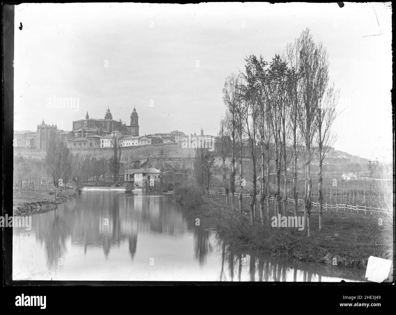 Río Arga y centro histórico de Pamplona desde el paraje de Alemanes - Altadill. Stock Photo