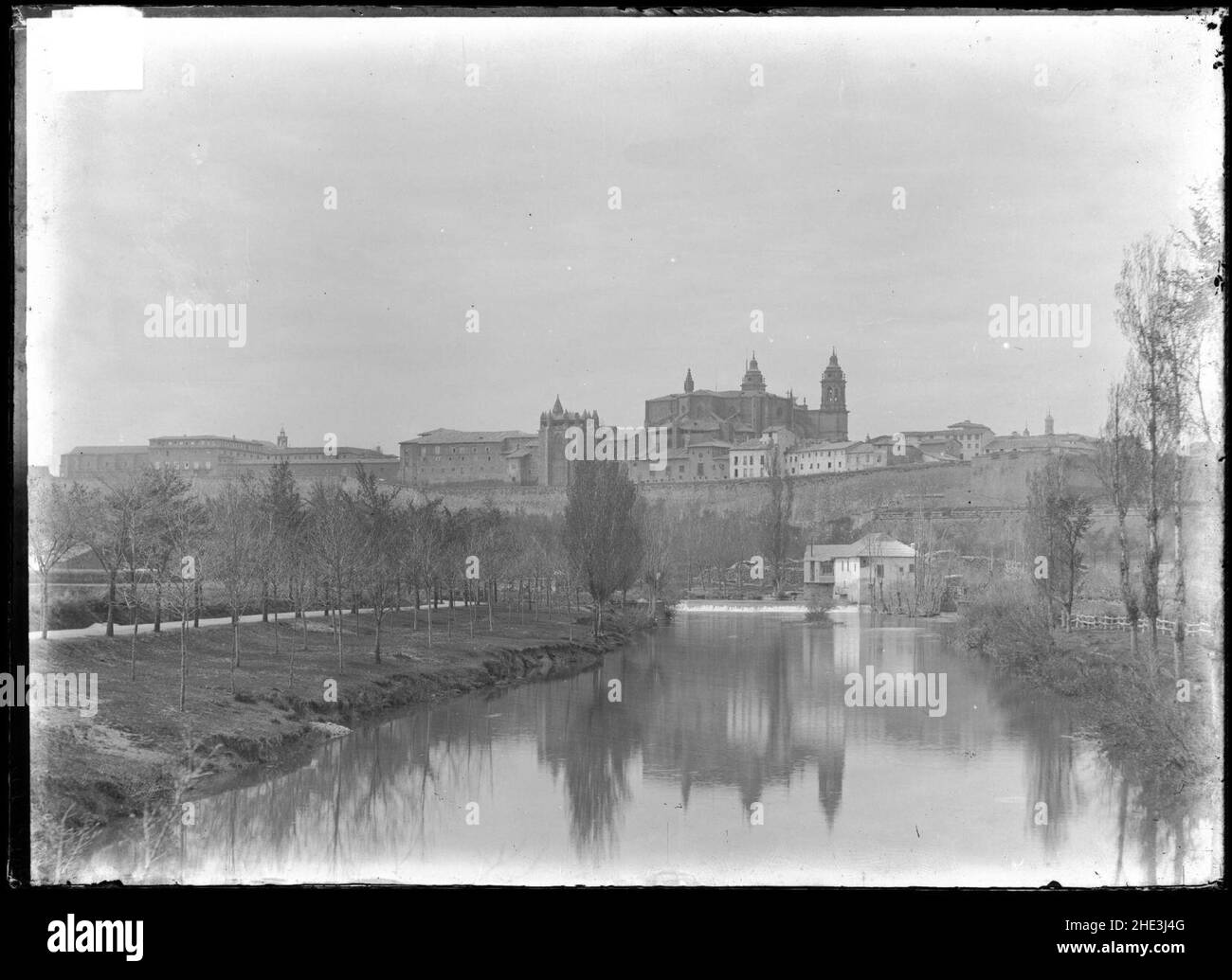 Río Arga y centro histórico de Pamplona desde el paraje de Alemanes. Frente este de la ciudad - Altadill. Stock Photo